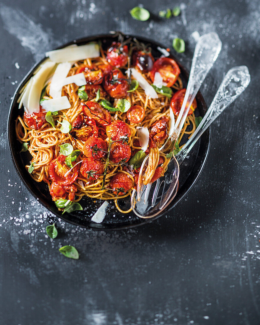 Spaghetti mit langsam gebratenen Tomaten und Basilikum