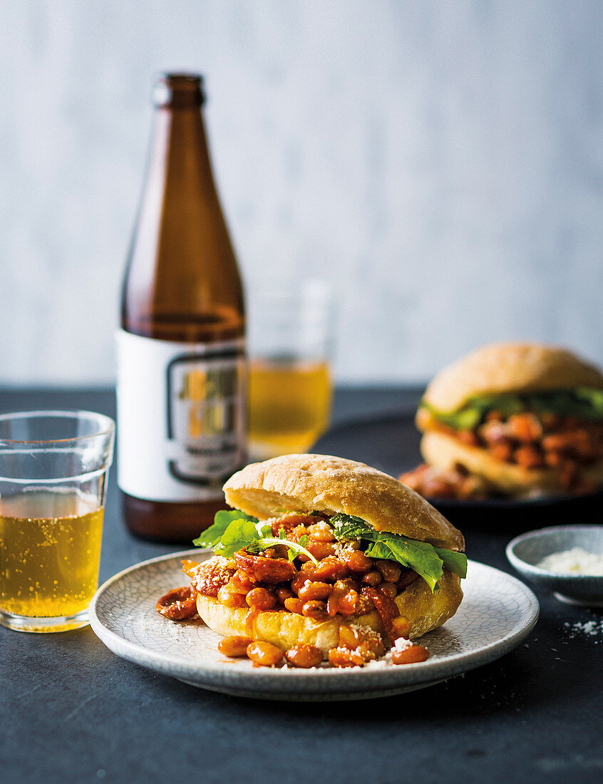 Sloppy Joe mit Bohnen und Chorizo