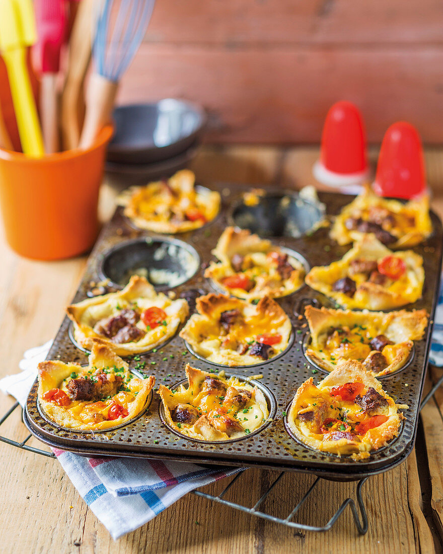 Brot-Quiches mit Tomaten, Grillfleisch und Käse