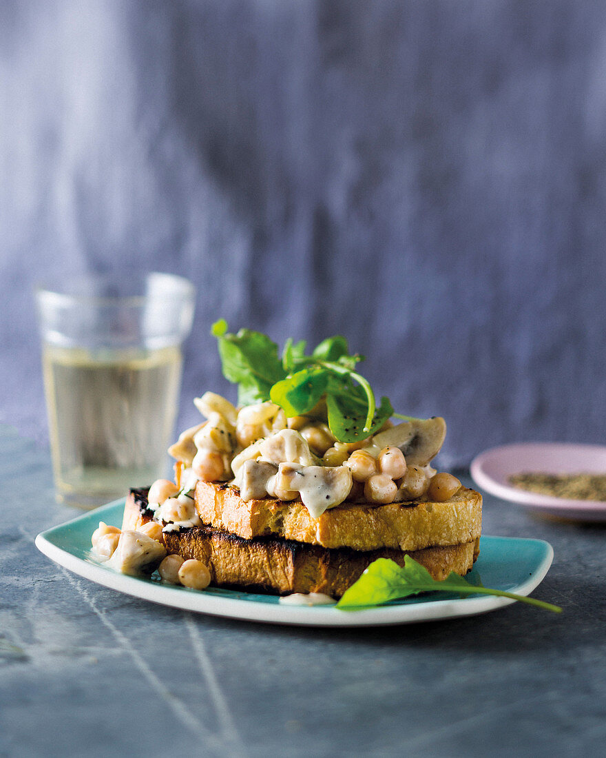 Pilze mit Knoblauchsauce und Kichererbsen auf Toast