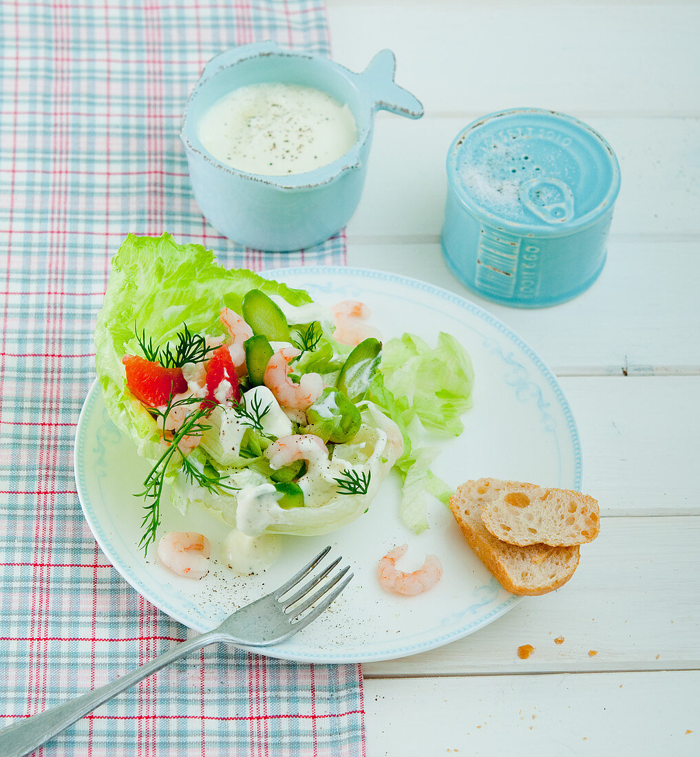 Garnelensalat im Salatblatt mit Brot