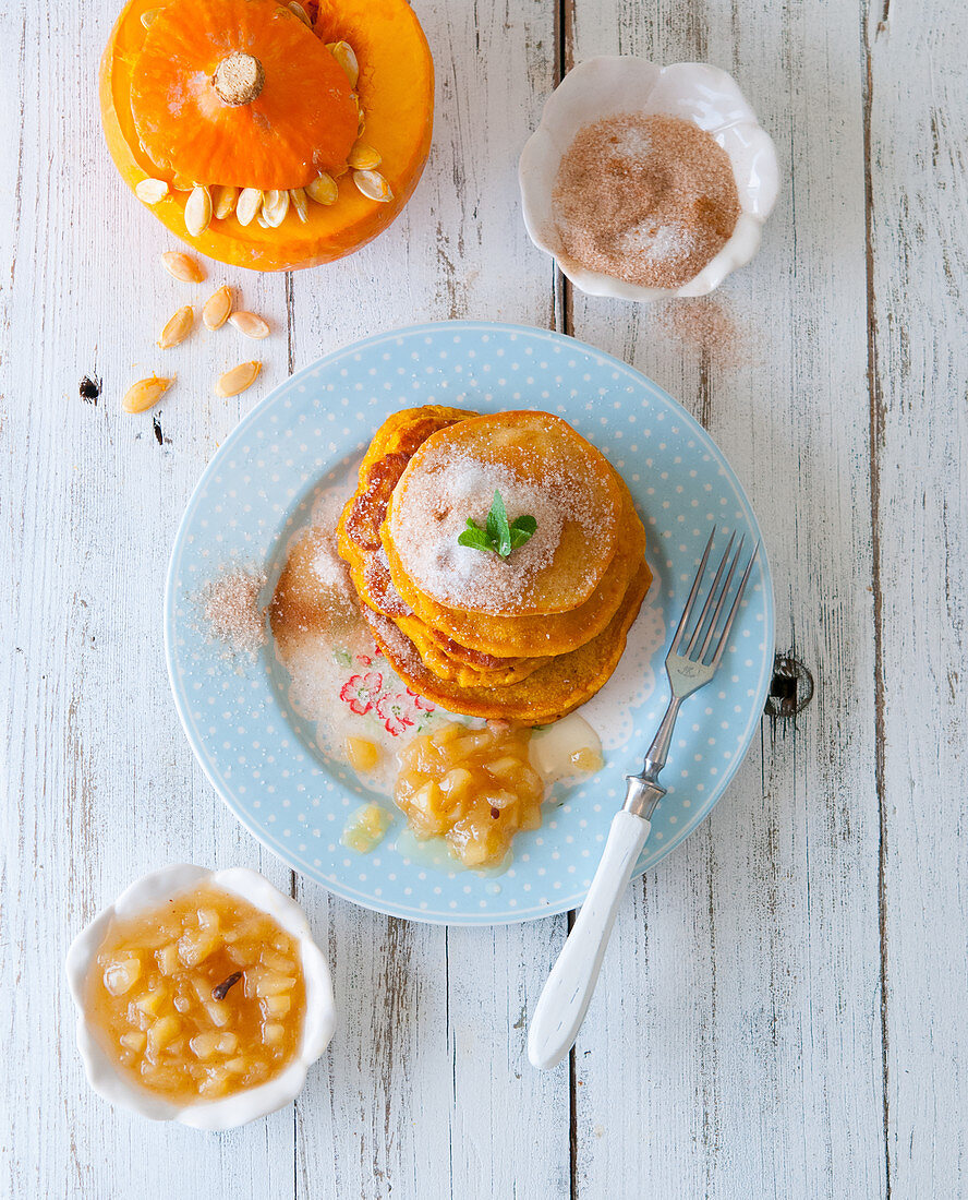 Kürbis-Pancakes mit Apfelkompott und Zimtzucker