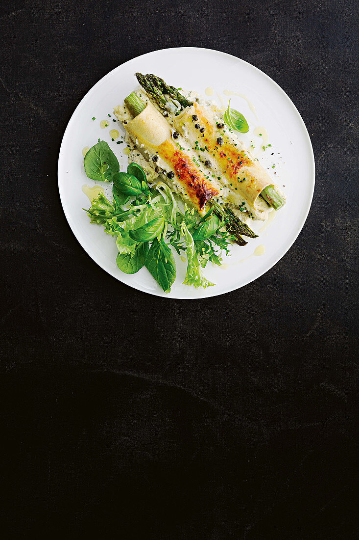 Asparagus cannelloni with easy cheesy sauce
