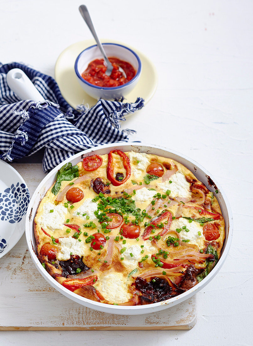 Bauernomelett mit Speck, Tomaten und Frischkäse