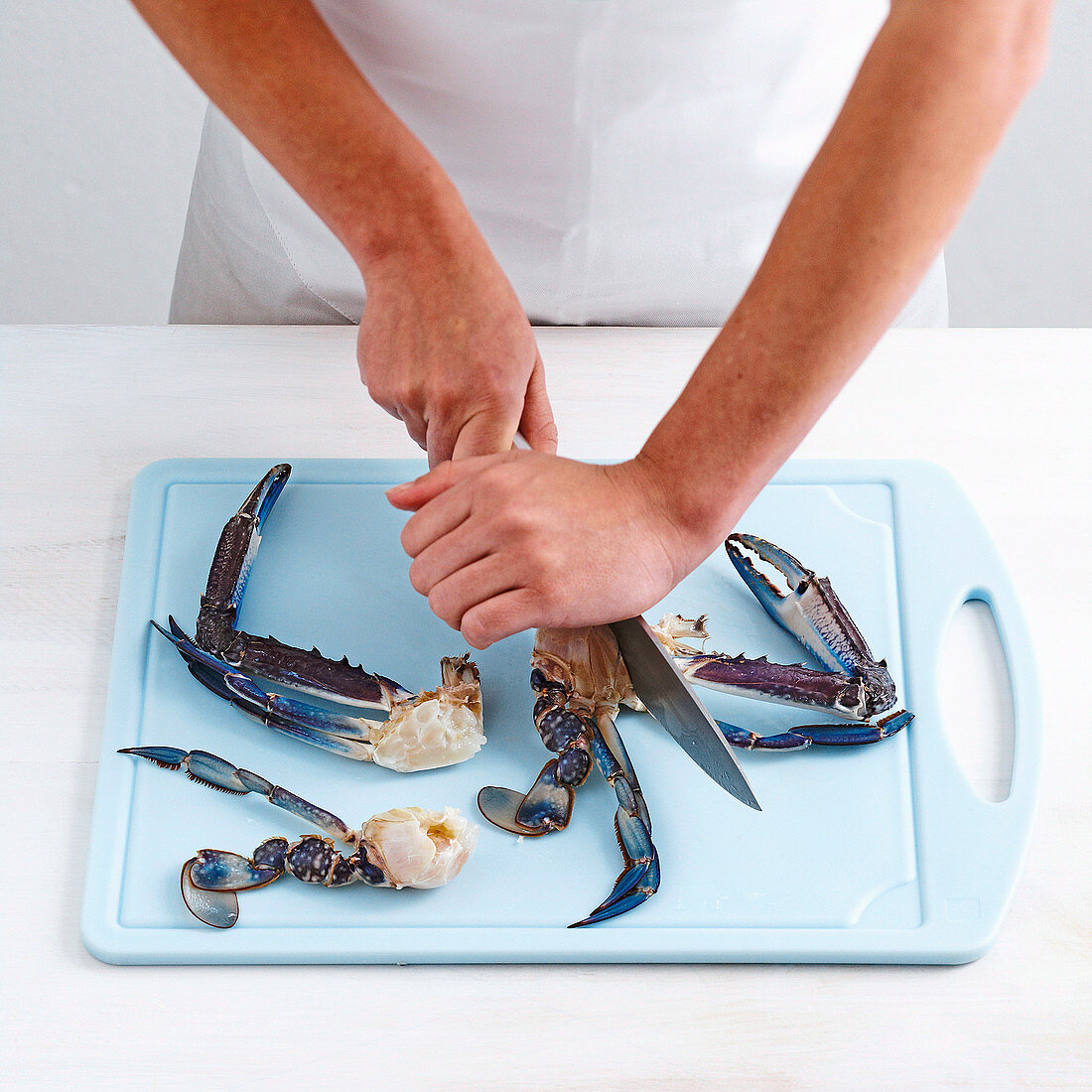 How to section raw or uncooked crab