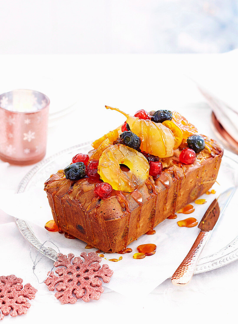 Weihnachtlicher Kastenkuchen mit kandierten Früchten