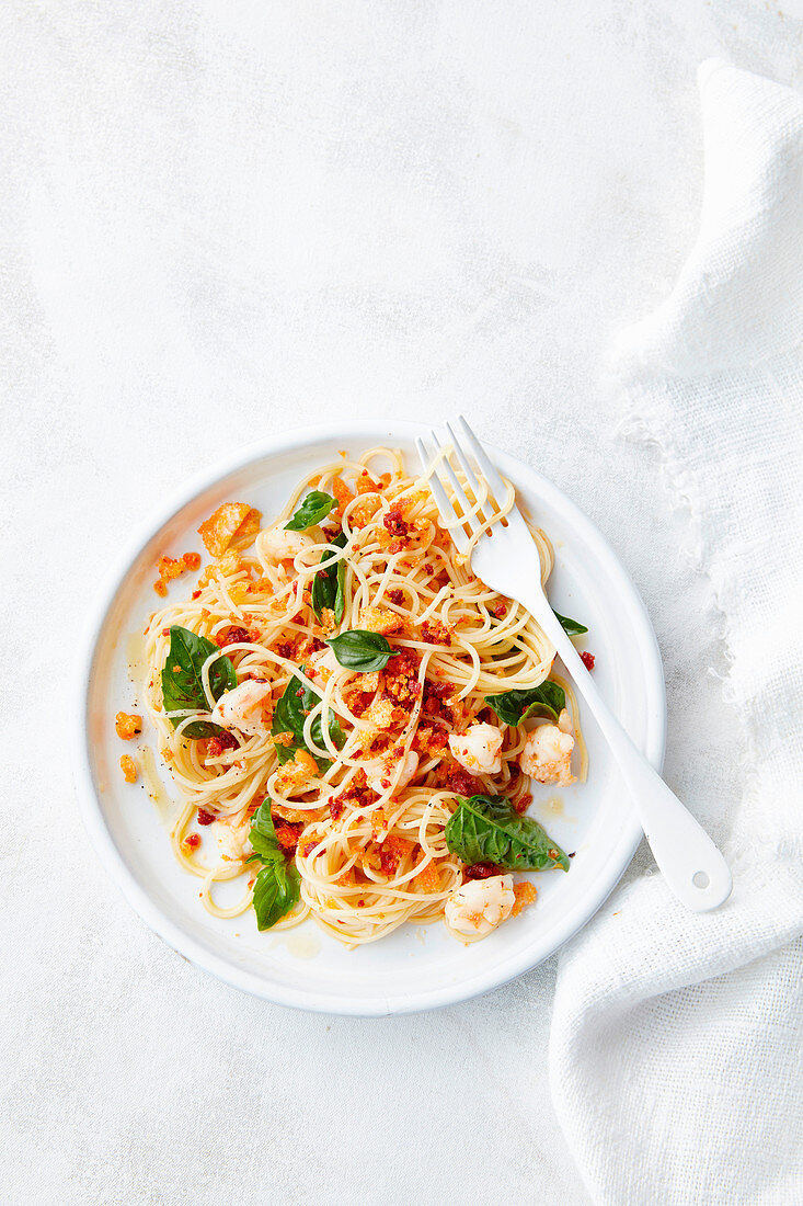Spaghettini mit Garnelen und Chorizo-Pangrattato