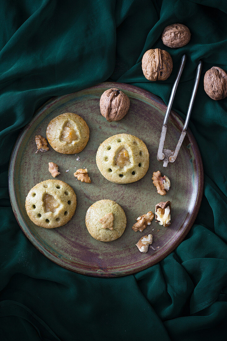 Vegane weihnachtliche Pies mit grünem Tee, gefüllt mit Äpfeln und Walnüssen