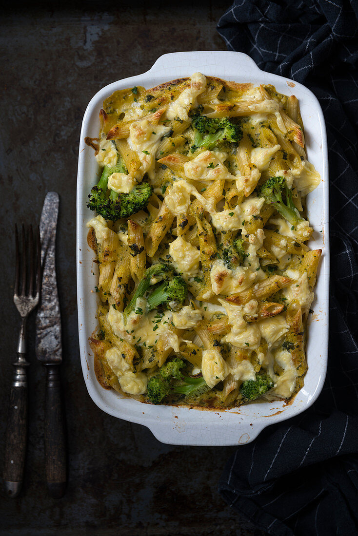 Spinach and broccoli pasta bake with vegan cheese (vegan)