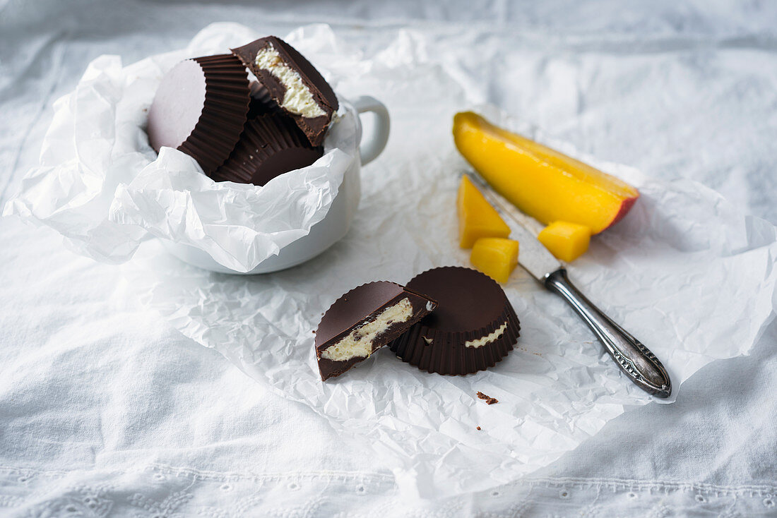 Vegane Schokoladen-Cups mit Mangocremefüllung