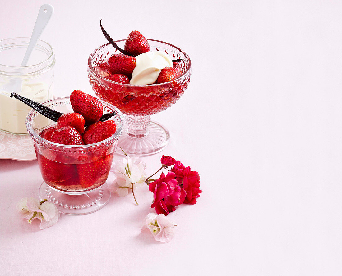 Strawberries in vanilla syrup with mascarpone
