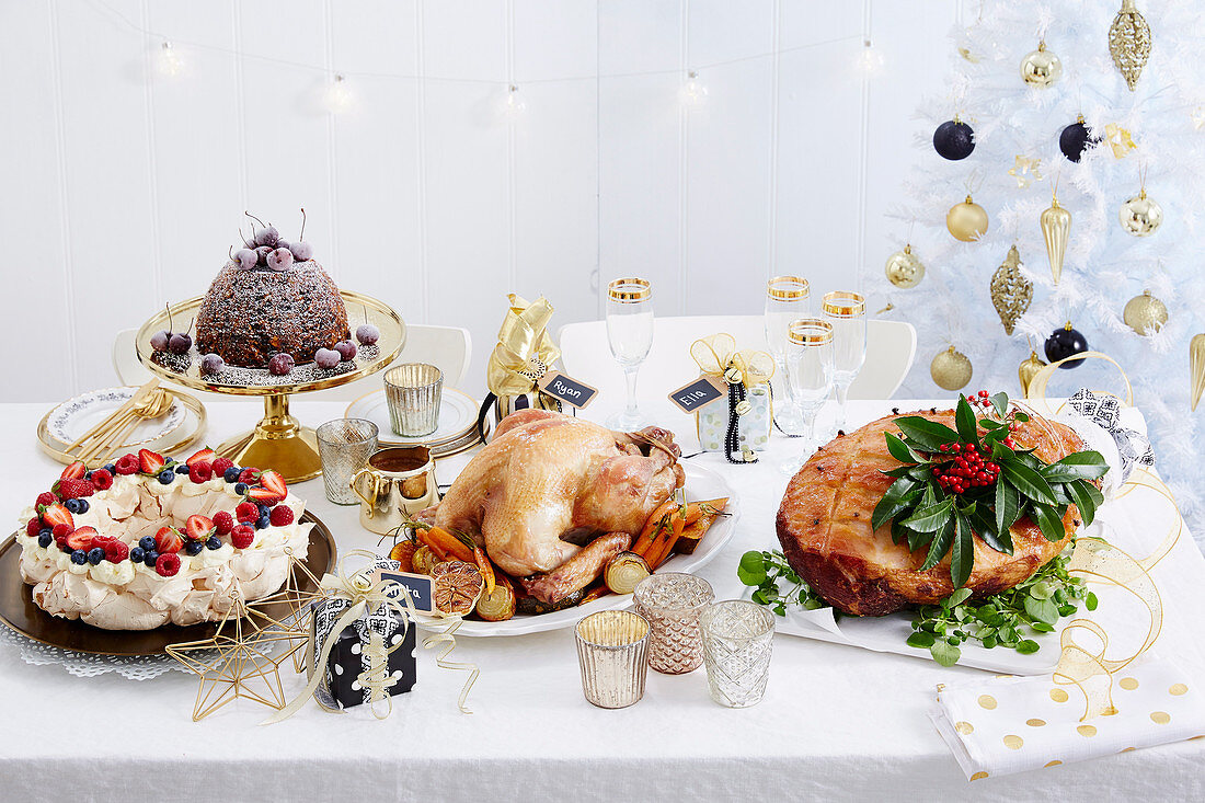 Weihnachtsmenü mit Truthhahn, Schinkenbraten, Pavlova und Christmas Pudding