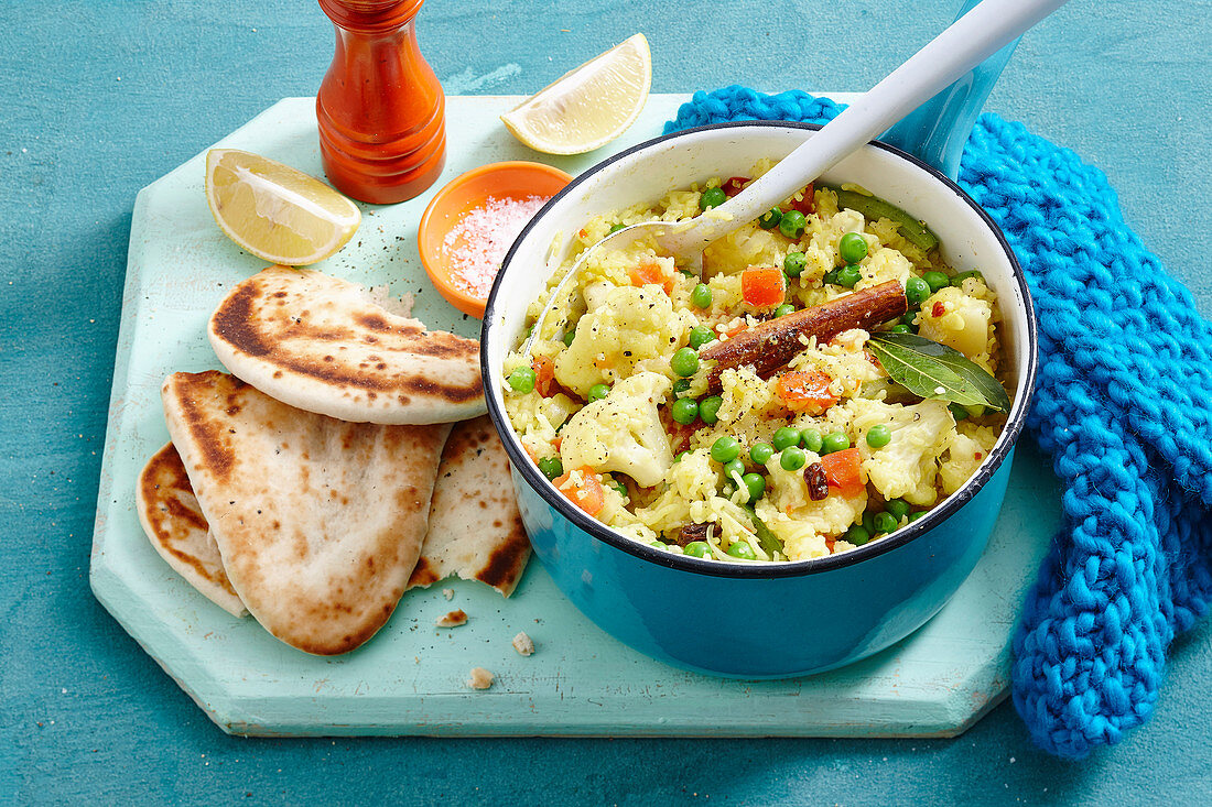 Gemüse-Biryani mit Naan-Brot