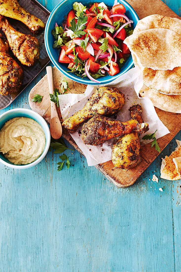 Sumach-Drumsticks mit Tomaten-Zwiebel-Salat