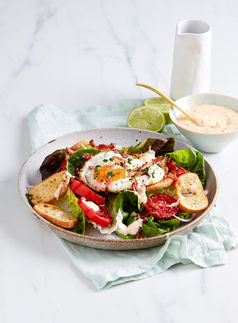 Gemischter Salat mit Bacon, Speigelei und Röstbrot