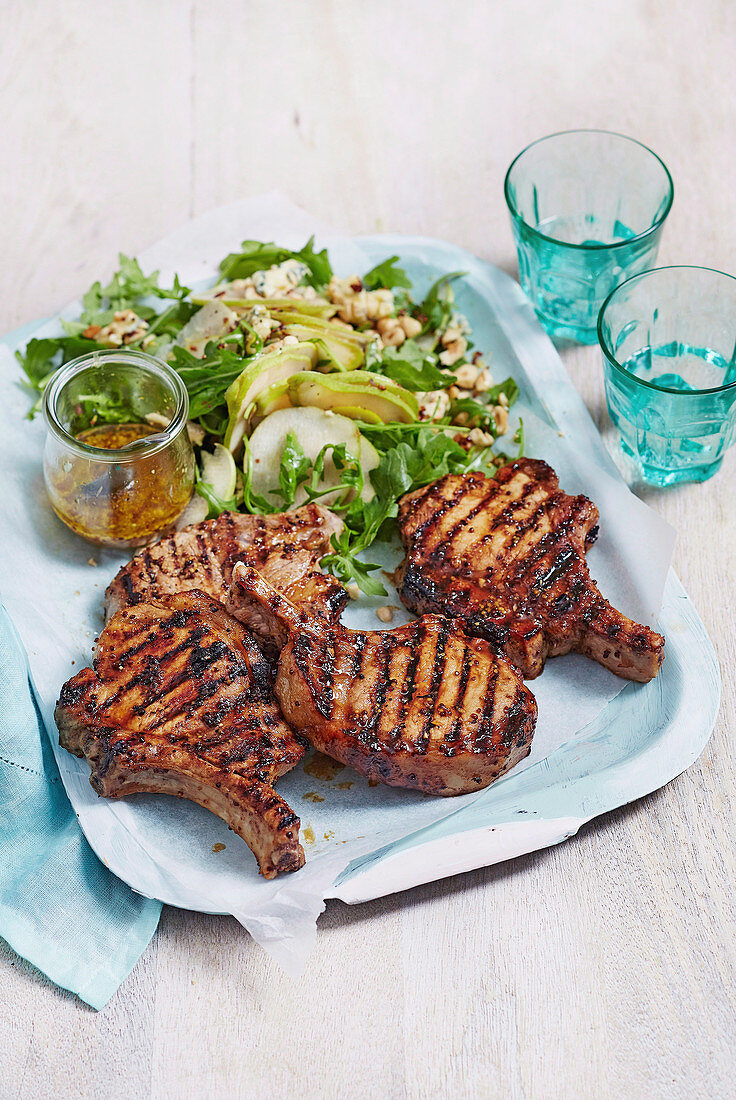 Marinierte Schweinekoteletts vom Grill mit Birnen-Käsesalat