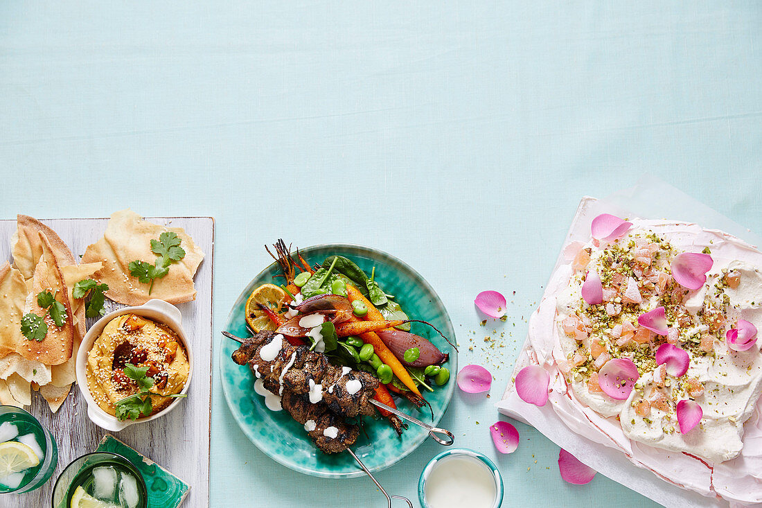 Marokkanische Dinner Party mit Kürbis-Hummus, Lammspiessen und Rosenwasser-Pavlova