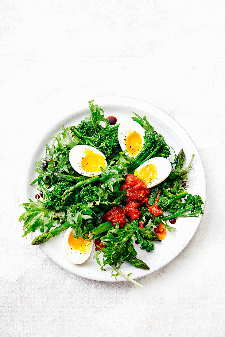 Grünkohl-Broccolini-Salat mit Spargel und Ei
