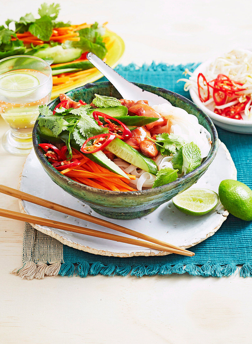 Vietnamesischer Hähnchensalat mit Nudeln