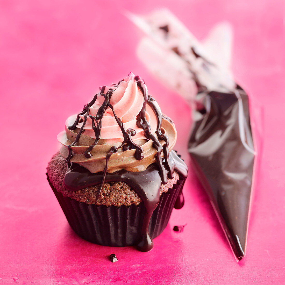 Cupcake mit zweifarbigem Frosting und Schokolade