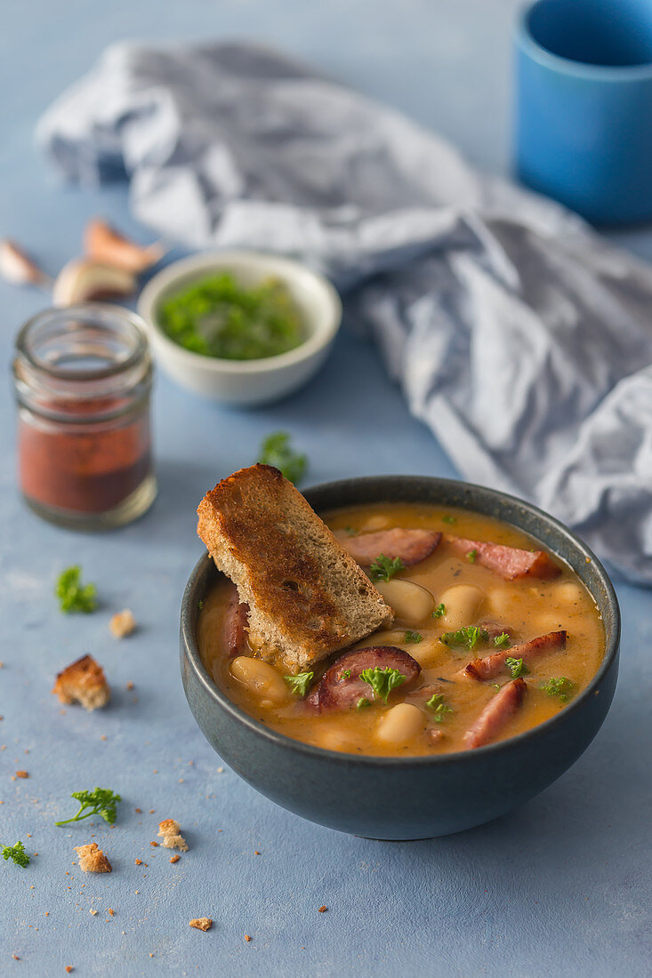 Baked beans in sauce with sausages and bread