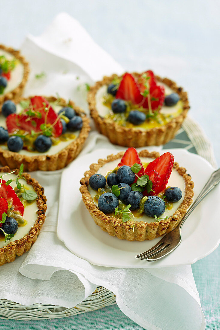 Müslitörtchen mit Joghurt und Beeren