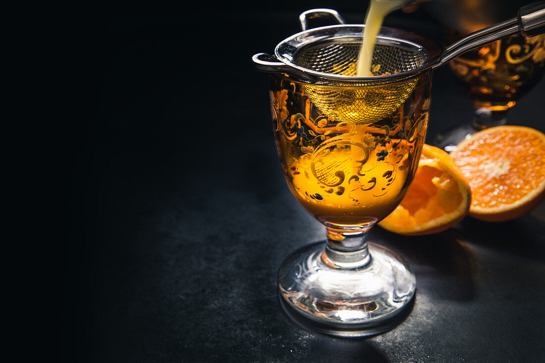 Golden Dream: Cocktail mit Galliano, Cointreau, Sahne und Orangensaft