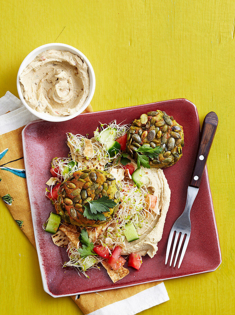 Falafel-Puffer mit Kernen auf Hummus