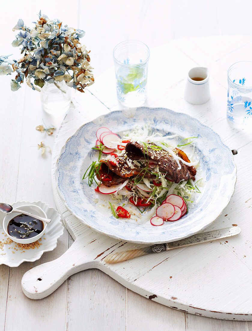 Gegrilltes Rindfleisch mit Kimchi-Salat (Korea)