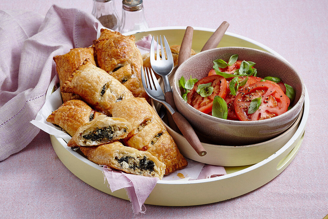 Spinat-Artischocken-Taschen mit Tomatensalat