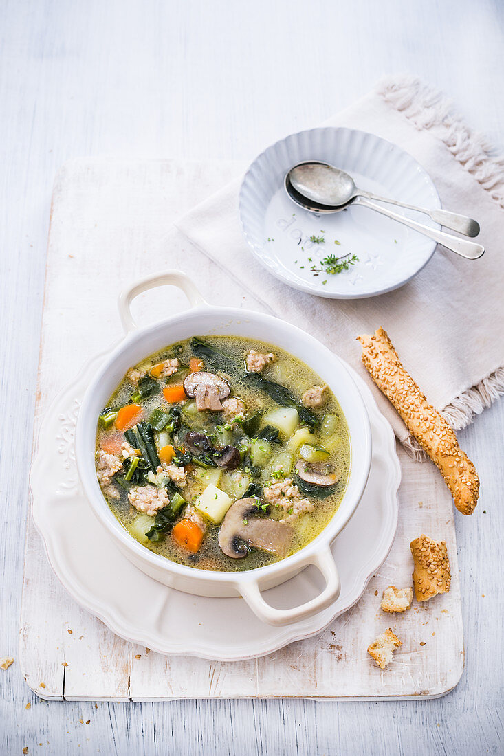 Gemüse-Salsiccia-Suppe mit Pilzen