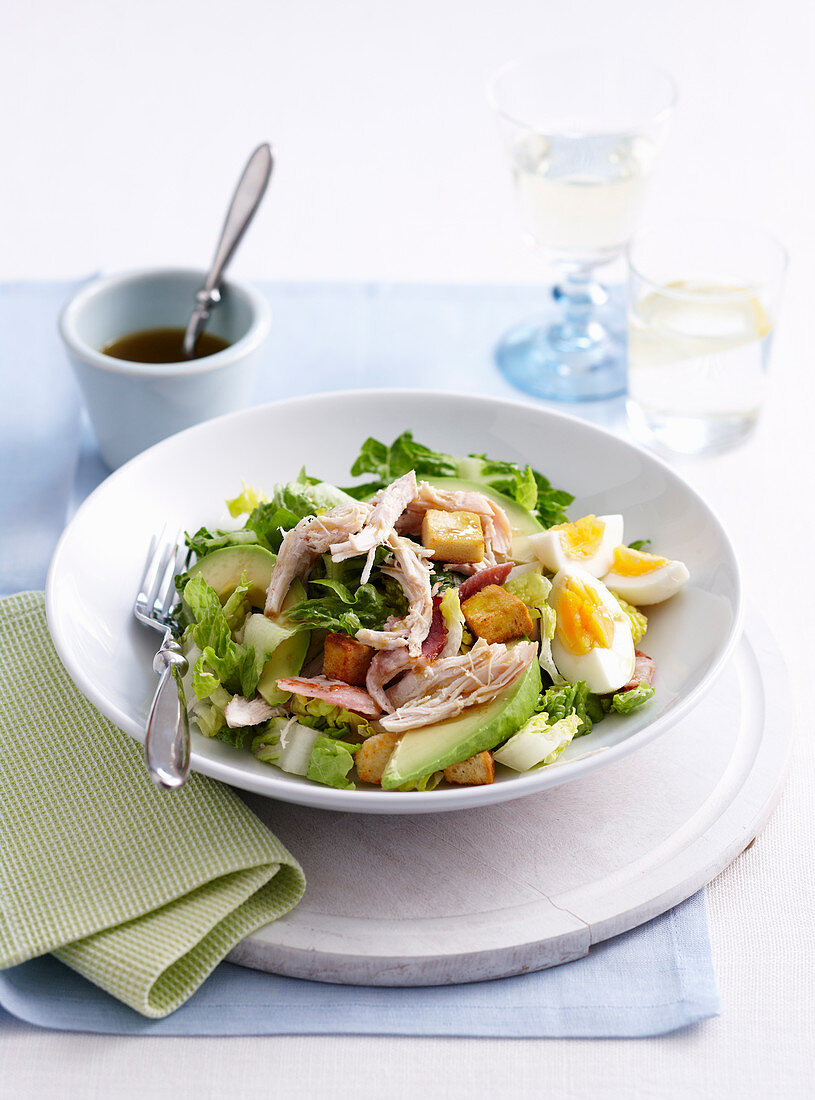 Cäsarsalat mit Hähnchenfleisch und Avocado