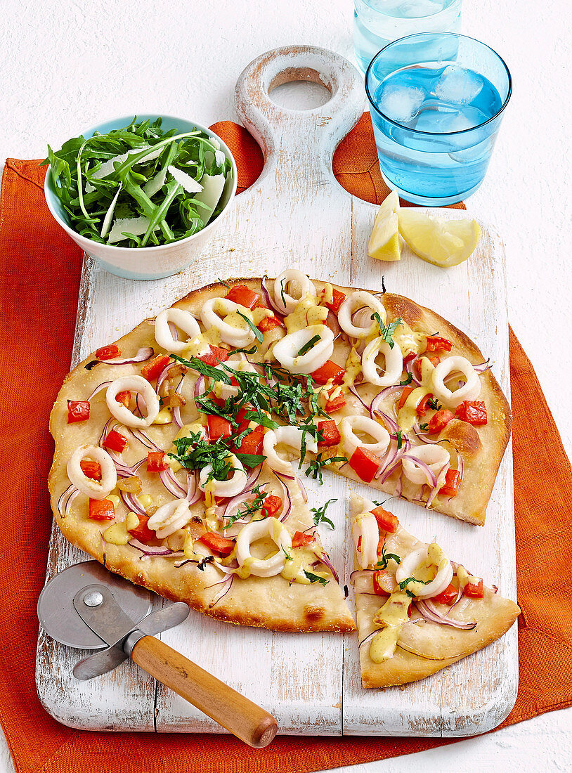 Tintenfischpizza mit Safran-Aioli