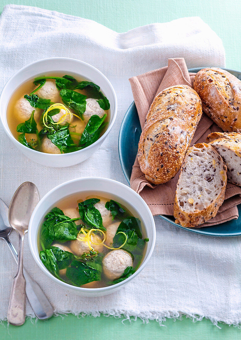 Klare Suppe mit Ricotta-Hähnchen-Bällchen
