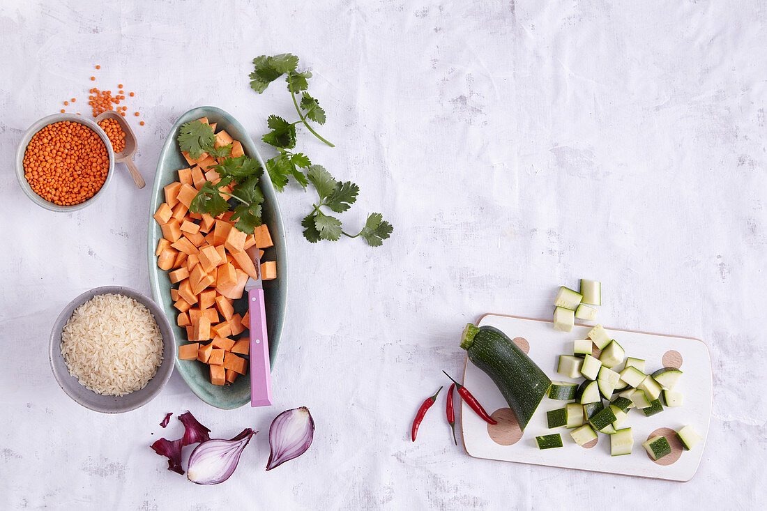 Reis, Linsen, Süßkartoffelwürfel und Zucchini