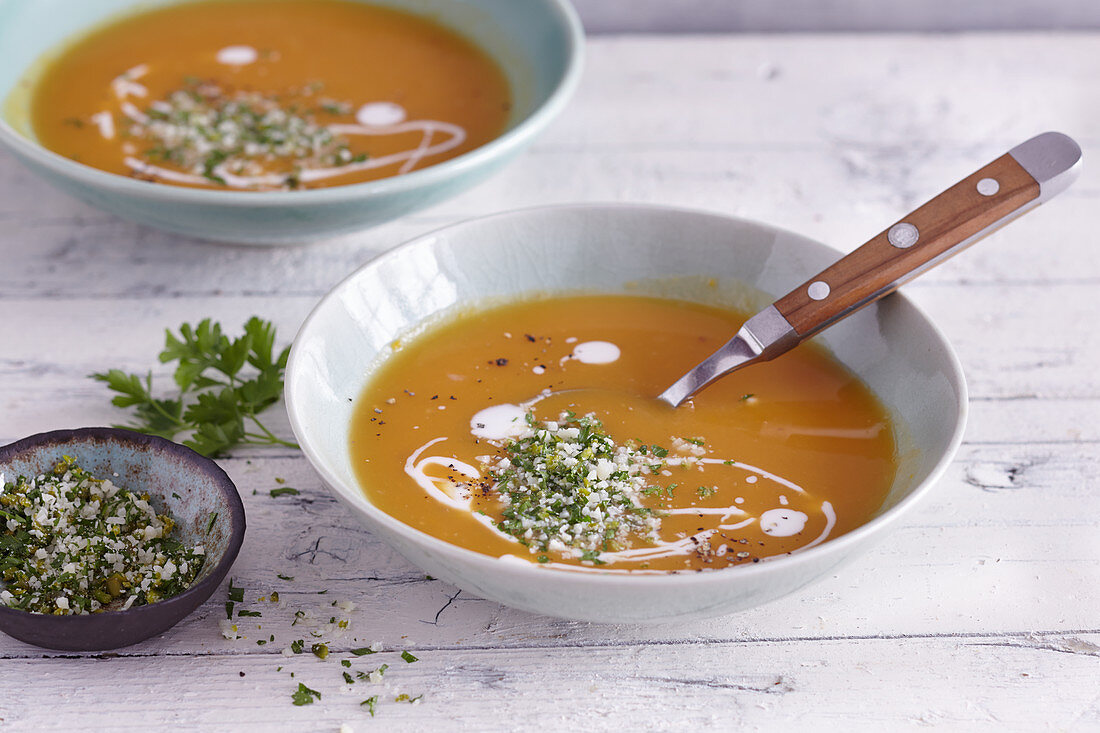 Süßkartoffel-Cremesuppe mit Pistazien-Topping