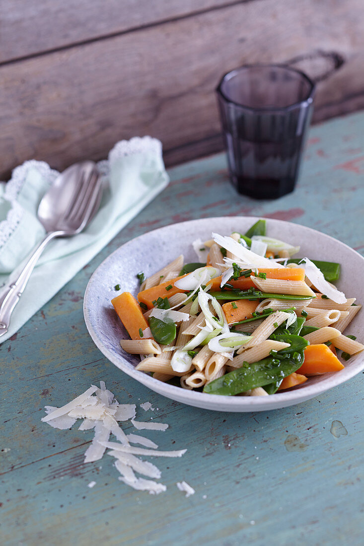 One-pot pasta with sweet potatoes and mange tout