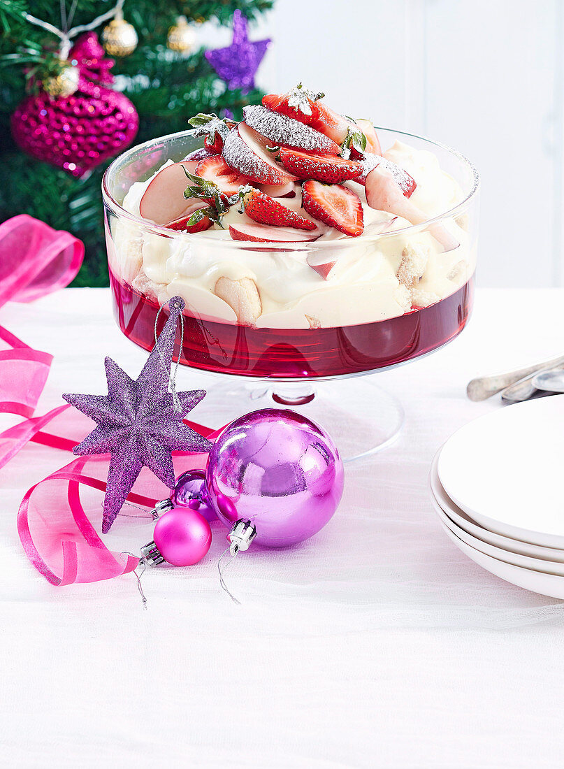 Schnelle Trifle mit Himbeergelee, Sahne, Nektarinen und Erdbeeren (Weihnachten)