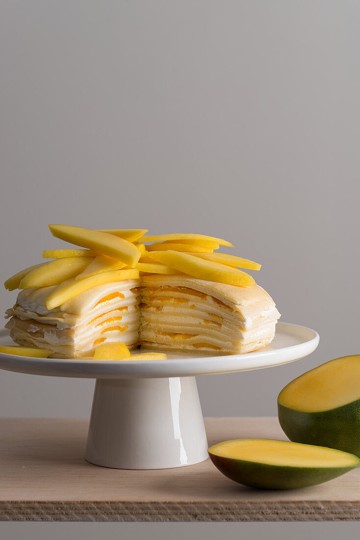 Mille Crepes Cake (Pfannkuchentorte) mit Sahne und Mango