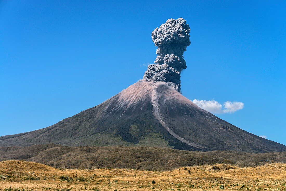 Eruption of Momotombo volcano, February 2016