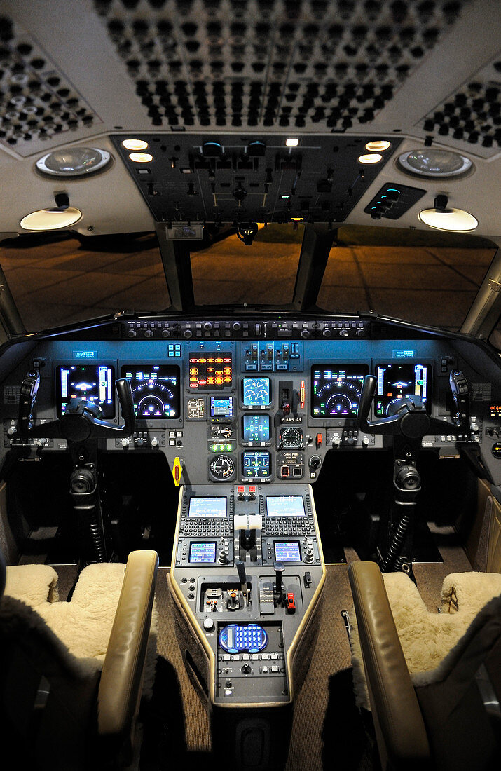 Dassault Falcon 2000 private jet cockpit
