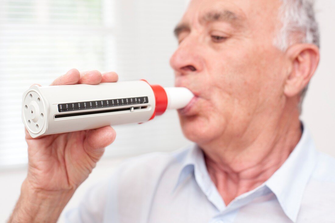 Man exhaling into a peakflow reader