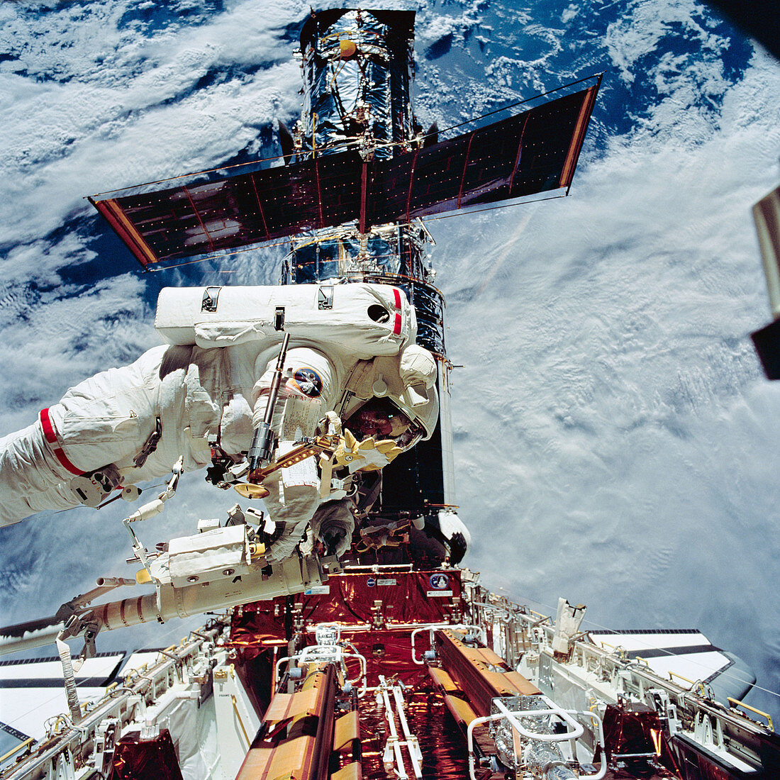 Astronaut EVA servicing HST on STS-61