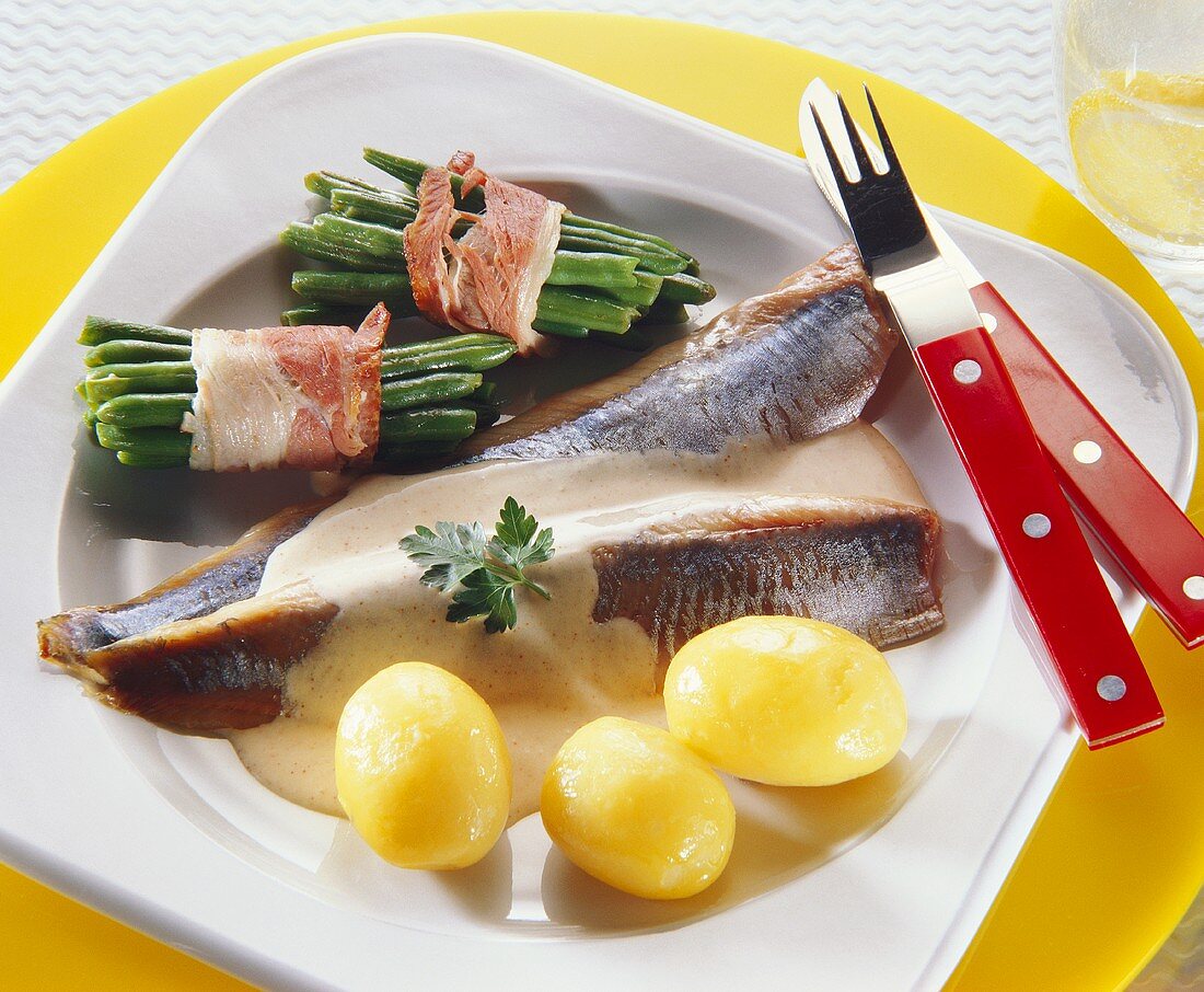 Matjesfilets mit grünen Speckbohnen, Kartoffeln & Sahnesauce