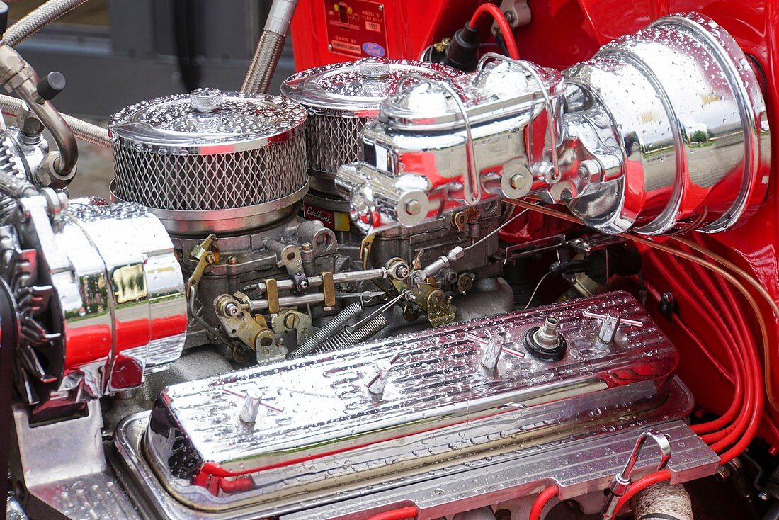 Ford Coupe Hot Rod engine