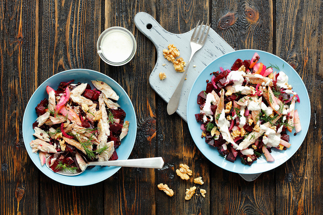 Rote-Bete-Salat mit schwarzen Linsen, geräucherter Makrele, Walnüssen und Meerrettichsauce