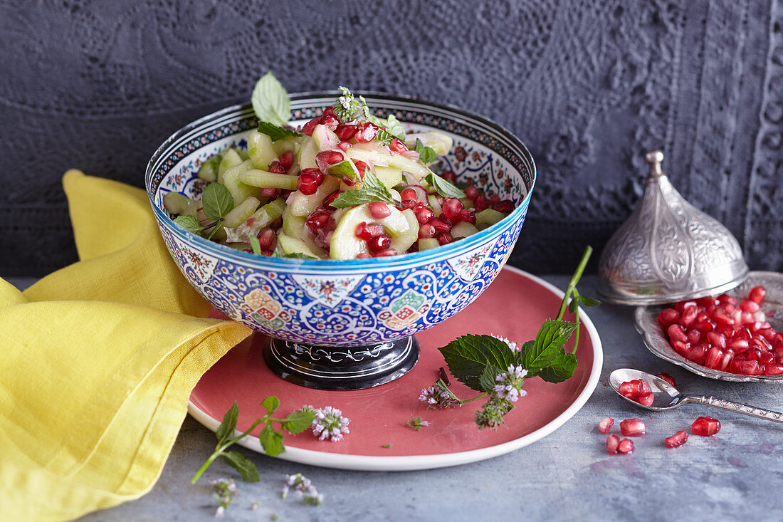 Orientalischer Gurkensalat mit Granatapfelkernen und Minze