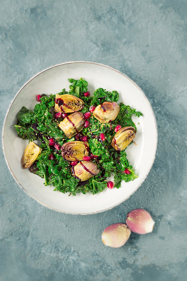 Gebratener lauwarmer Grünkohlsalat mit Babyartischocken und Balsamico-Granatapfelcreme (vegan)