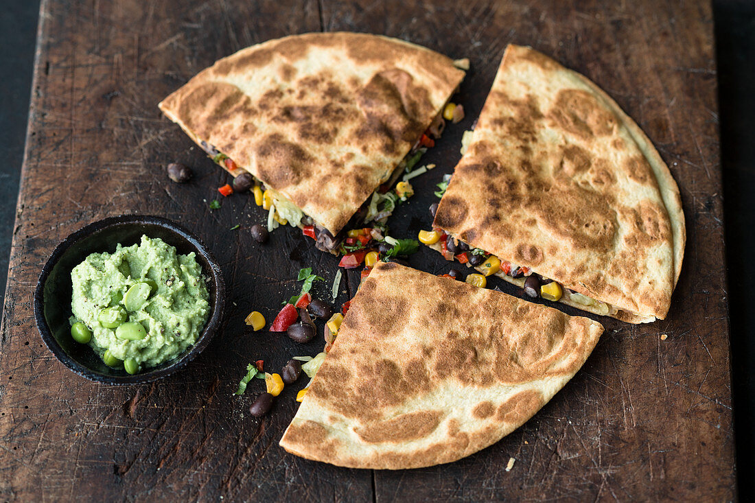 Bohnen-Quesadilla mit Käse und Guacamole