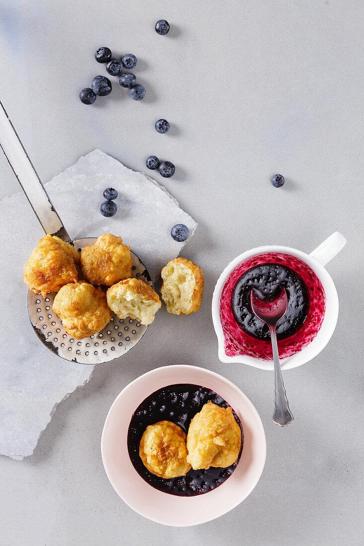 Low-carb blueberry soup with quark doughnuts